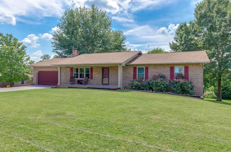 318 Woods View Cir, Kodak, TN 37764