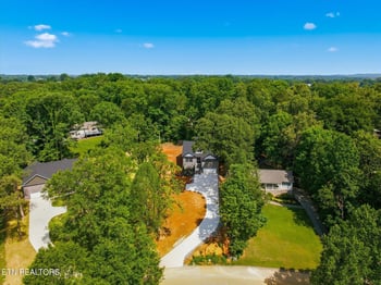 3185 Fairoaks Dr, Maryville, TN 37803