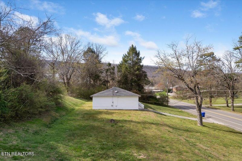 319 E Nelson St, Rockwood, TN 37854