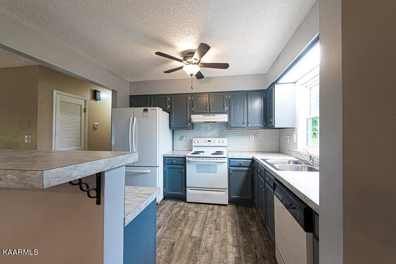 319 River Bend Dr, Loudon, TN 37774