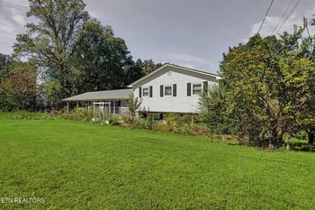 319 Woodland Dr, Harriman, TN 37748