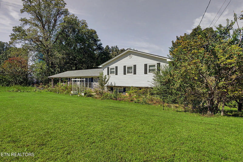 319 Woodland Dr, Harriman, TN 37748