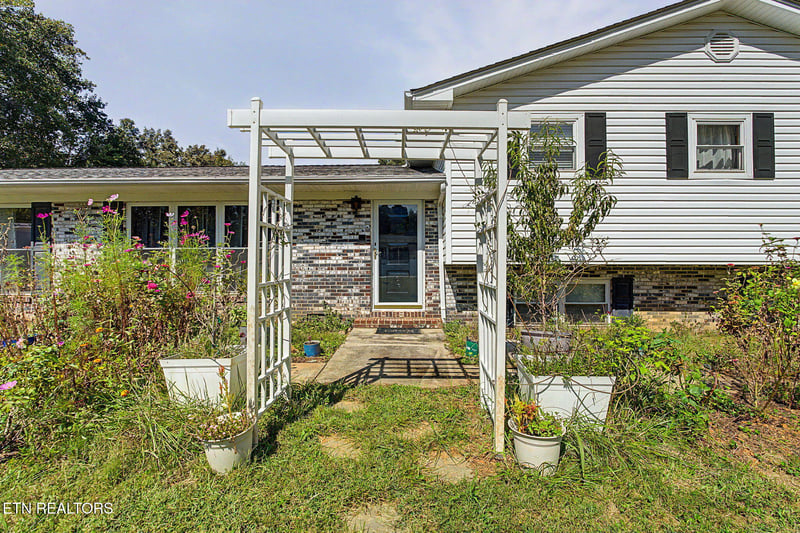 319 Woodland Dr, Harriman, TN 37748