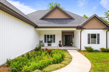 320 Wagon Ln, Speedwell, TN 37870