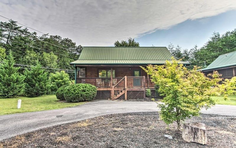 3205 Midvalley Dr, Pigeon Forge, TN 37863