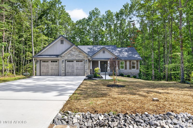321 Beachwood Dr, Crossville, TN 38558