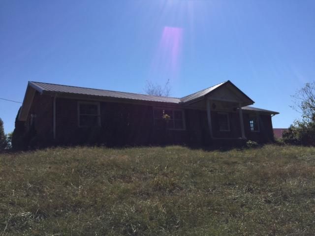 321 Memorial Ln, Jacksboro, TN 37757