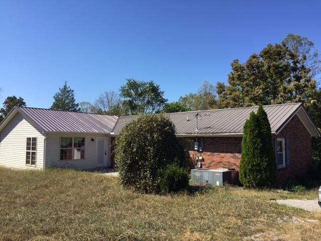 321 Memorial Ln, Jacksboro, TN 37757