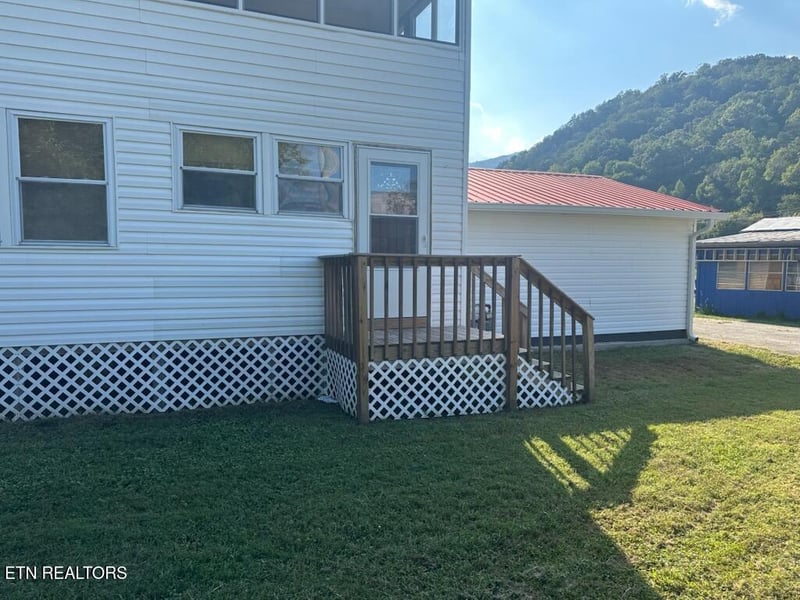 321 Willow Ln, Rocky Top, TN 37769