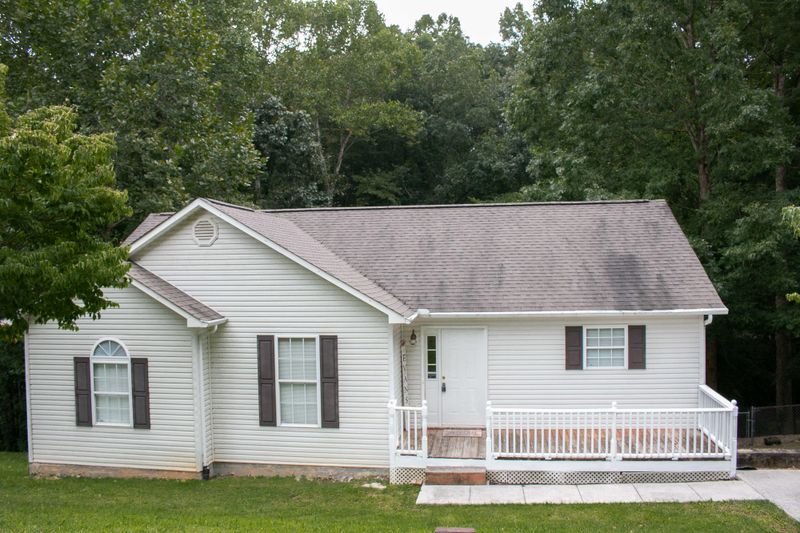 321 Yoakum Cir, Caryville, TN 37714