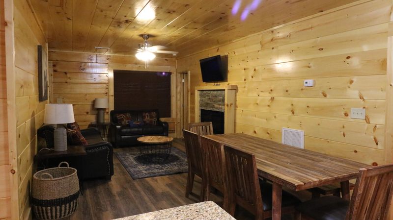 3211 Midvalley Dr, Pigeon Forge, TN 37863
