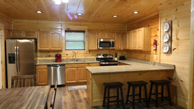 3211 Midvalley Dr, Pigeon Forge, TN 37863