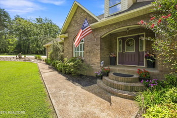 3217 Cove Ln, Louisville, TN 37777