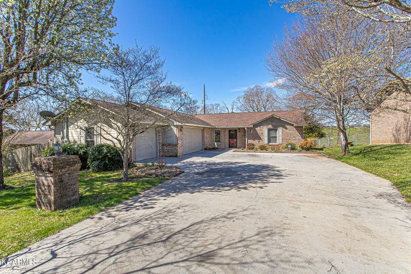 322 Woods View Cir, Kodak, TN 37764