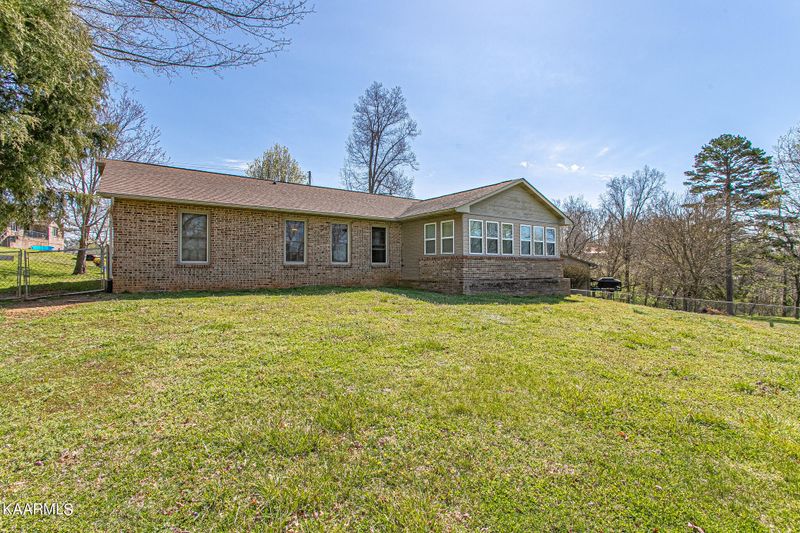 322 Woods View Cir, Kodak, TN 37764