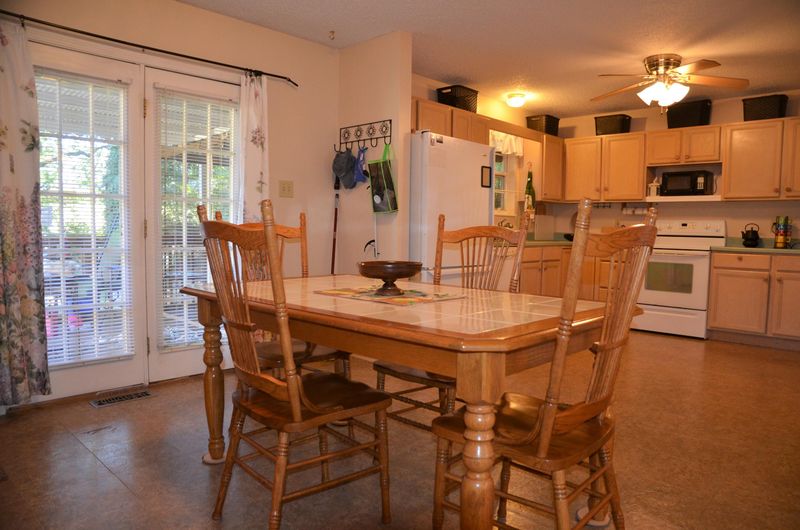 3220 Deer Lake Dr, Knoxville, TN 37912