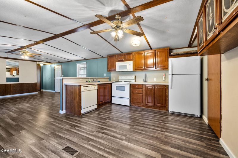 3220 W Wolf Valley Rd, Clinton, TN 37716