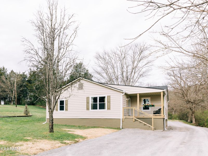 3221 E Raccoon Valley Dr, Powell, TN 37849