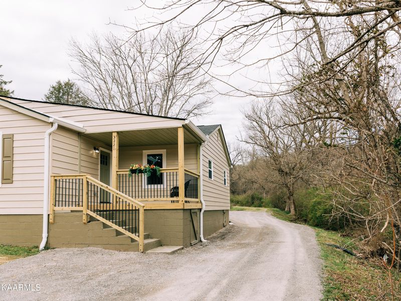 3221 E Raccoon Valley Dr, Powell, TN 37849