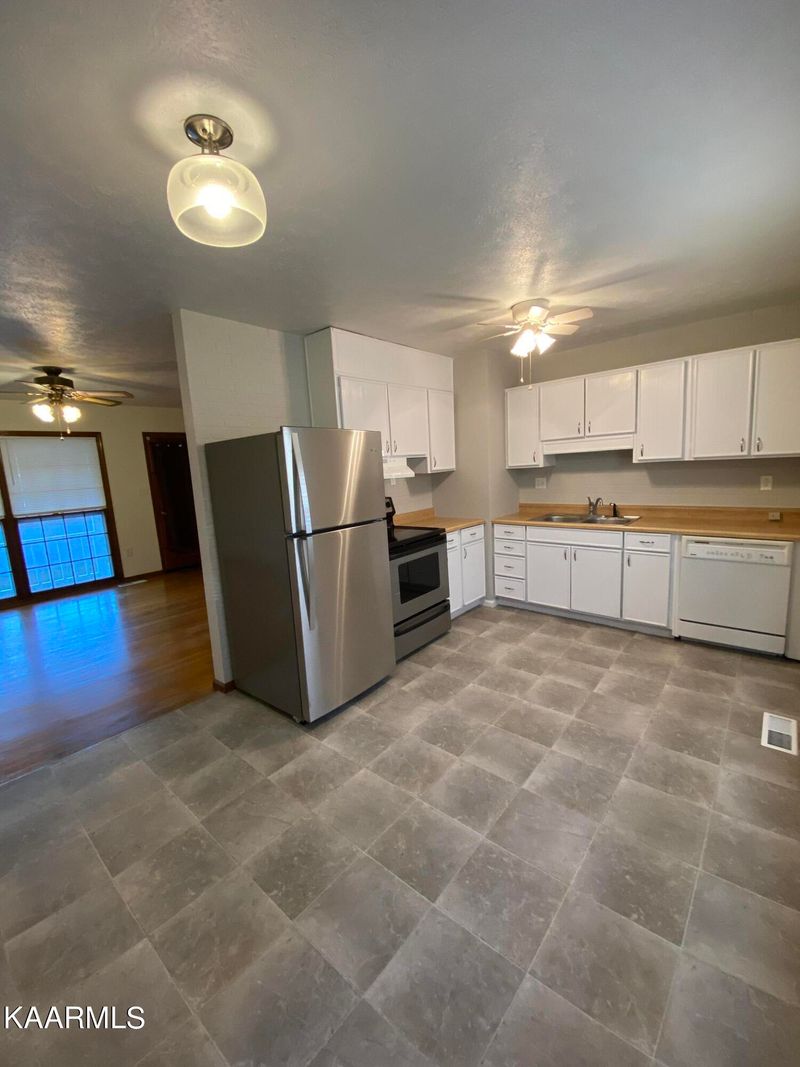 323 Eagle Bluff Rd, Jacksboro, TN 37757