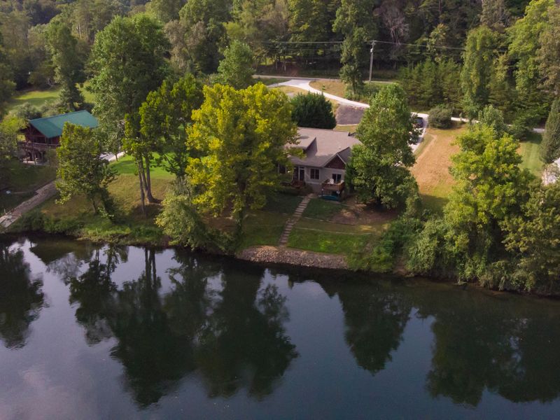 323 Lovely Bluff Rd, Rocky Top, TN 37769