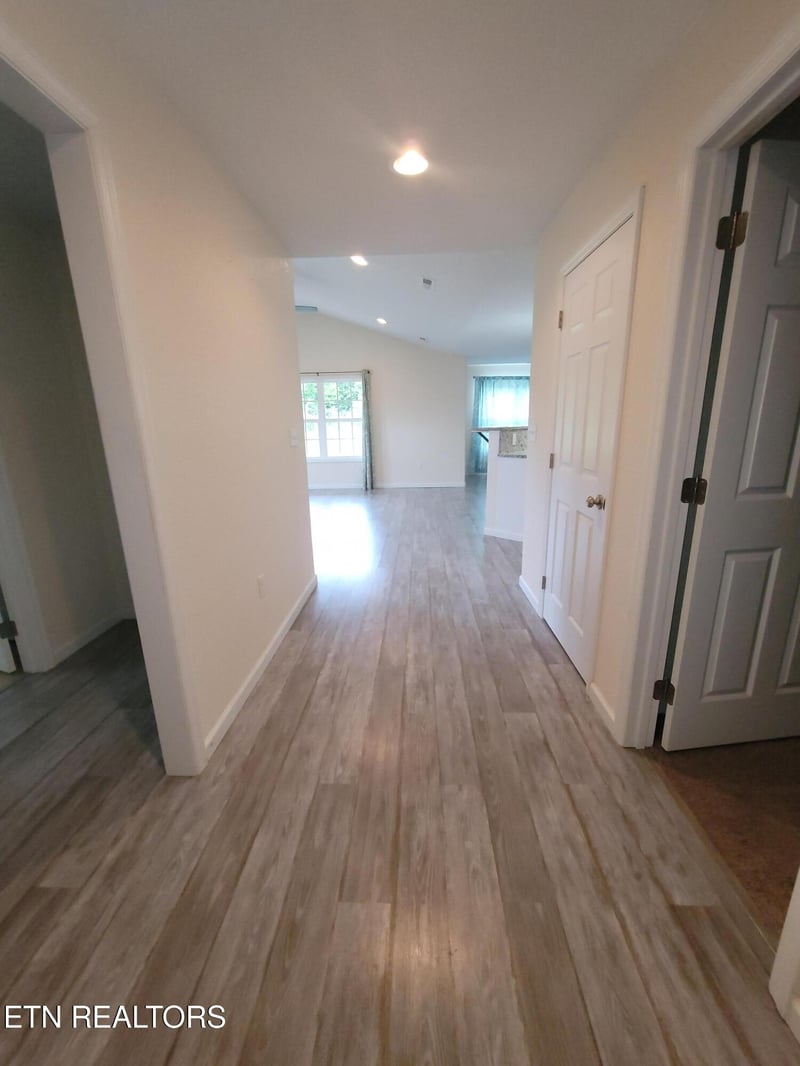 323 Shadows Lawn Dr, Athens, TN 37303