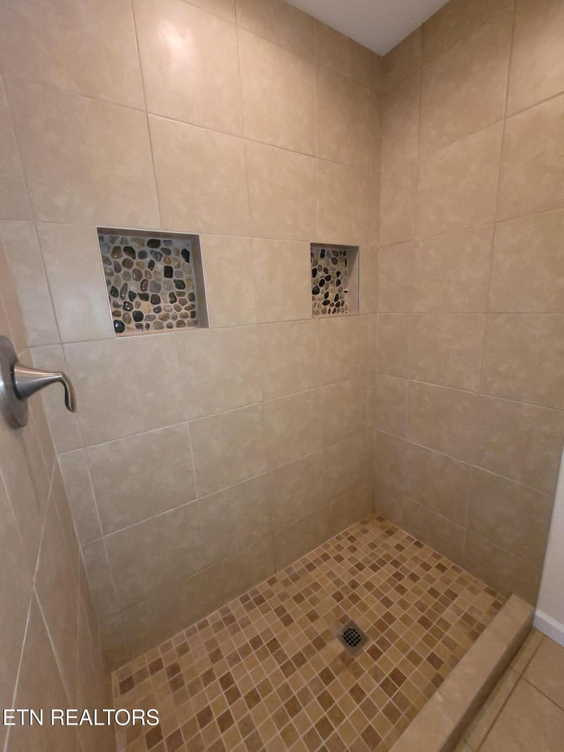 323 Shadows Lawn Dr, Athens, TN 37303