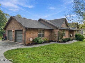 3232 Fairoaks Dr, Maryville, TN 37803