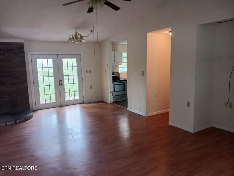 324 Oak Hill Dr, Crossville, TN 38572