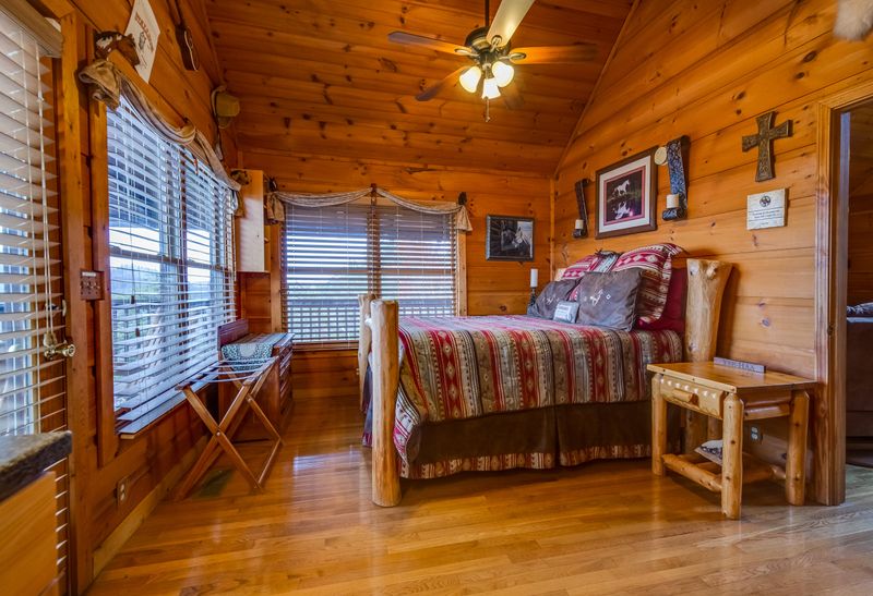 3240 Grouse Ridge Ln, Sevierville, TN 37862