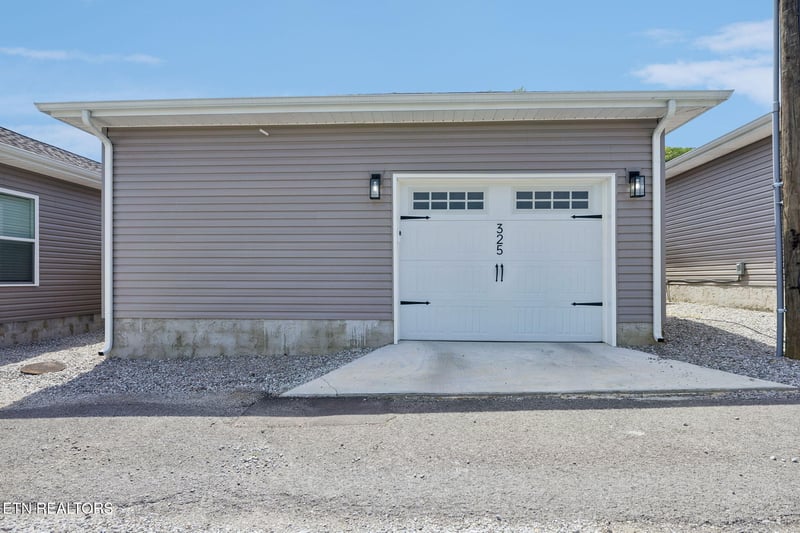 325 7th St, Rocky Top, TN 37769
