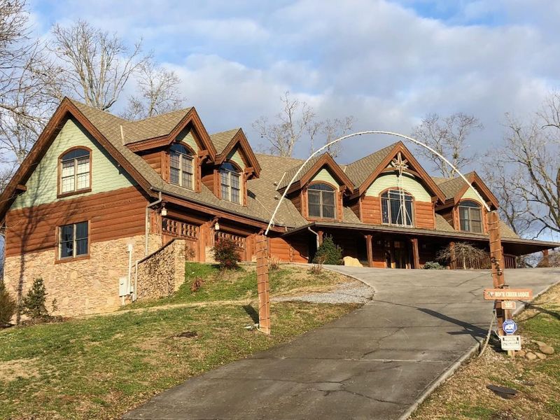 325 Alpine Mountain Way, Pigeon Forge, TN 37863