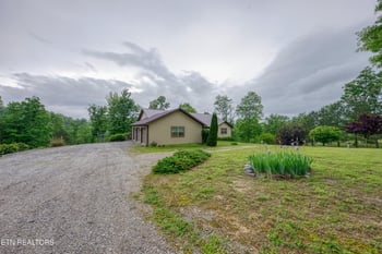 325 Burns Ridge Pvt Ln, Oneida, TN 37841