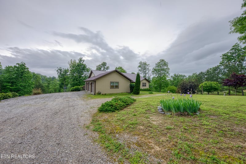 325 Burns Ridge Pvt Ln, Oneida, TN 37841