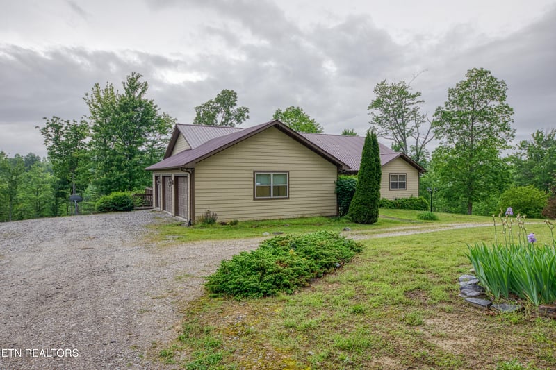 325 Burns Ridge Pvt Ln, Oneida, TN 37841