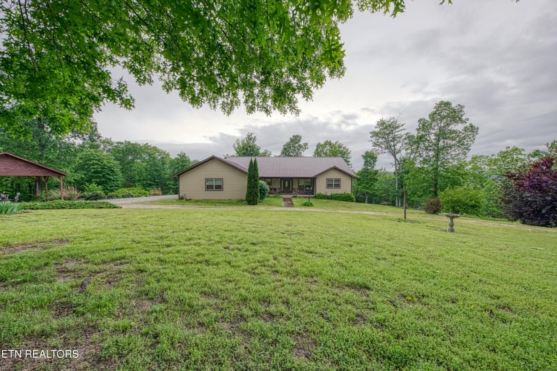 325 Burns Ridge Pvt Ln, Oneida, TN 37841