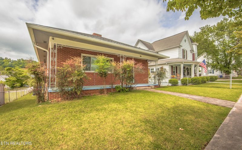 325 Carter Ave, Harriman, TN 37748