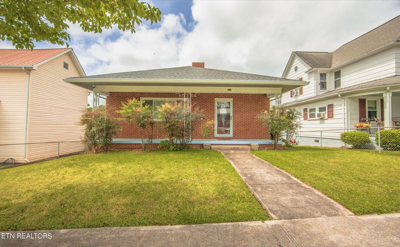 325 Carter Ave, Harriman, TN 37748