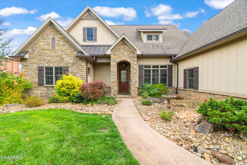 325 Conkinnon Dr, Lenoir City, TN 37772