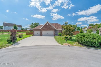 325 Holly Leaf Ln, Lenoir City, TN 37772