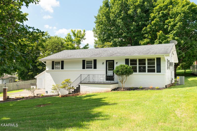 325 Howard Dr, Seymour, TN 37865