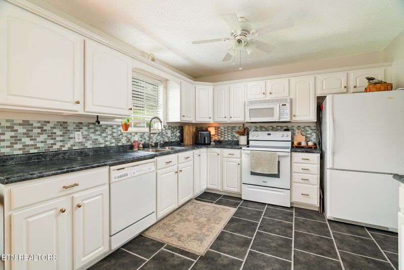 325 Navaho Dr, Seymour, TN 37865