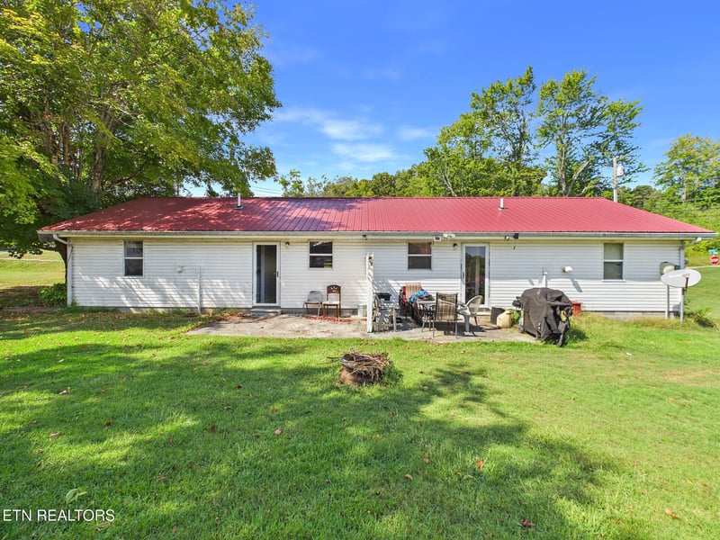 325 Riddle St, Athens, TN 37303