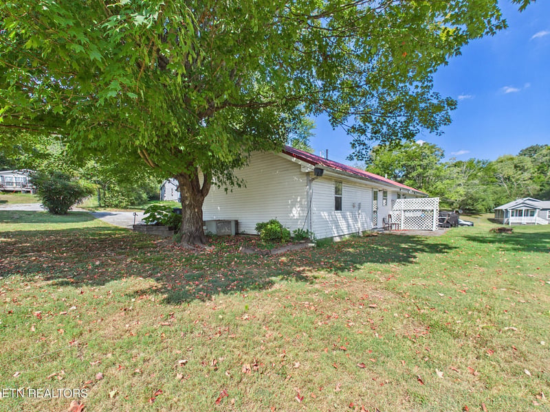 325 Riddle St, Athens, TN 37303