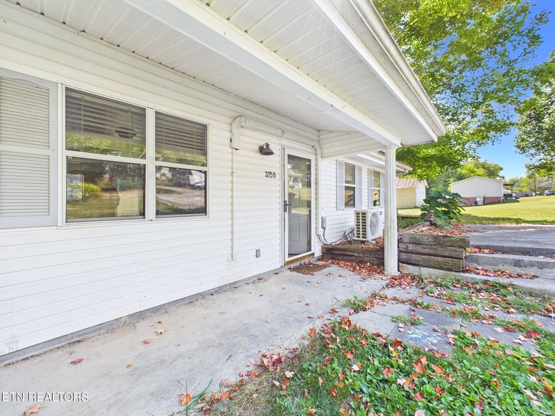 325 Riddle St, Athens, TN 37303