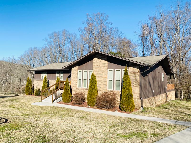 325 Sunset Ln, Harriman, TN 37748