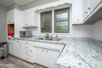 325 W Hills Dr, Lenoir City, TN 37771