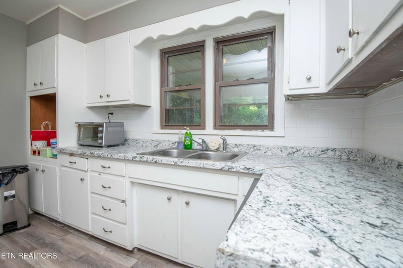 325 W Hills Dr, Lenoir City, TN 37771