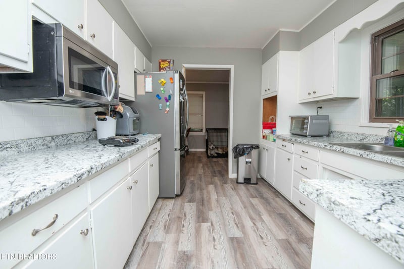 325 W Hills Dr, Lenoir City, TN 37771
