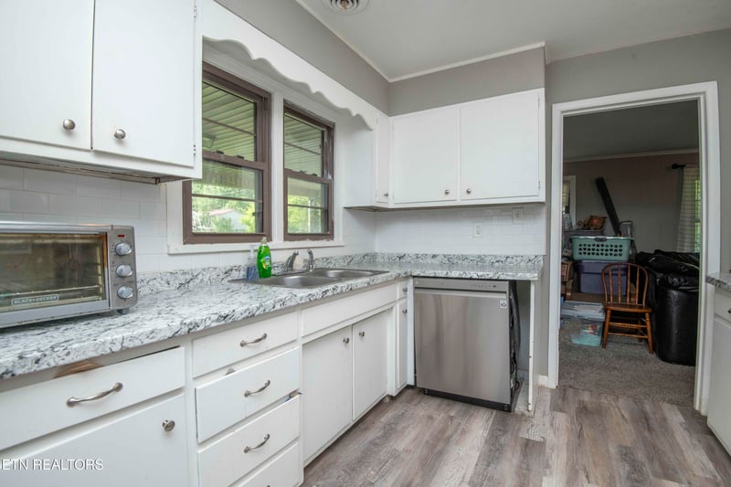325 W Hills Dr, Lenoir City, TN 37771